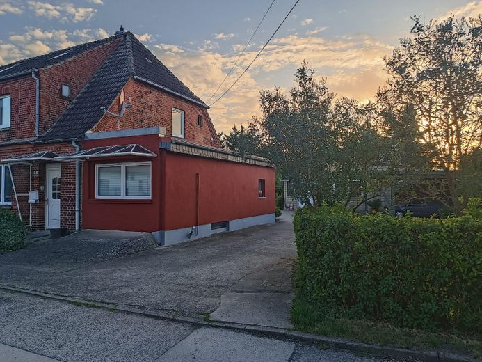 Viel Platz in Güstrow 190 m², großes Grundstück, Pool & Werkstatt – Blick von der Straße