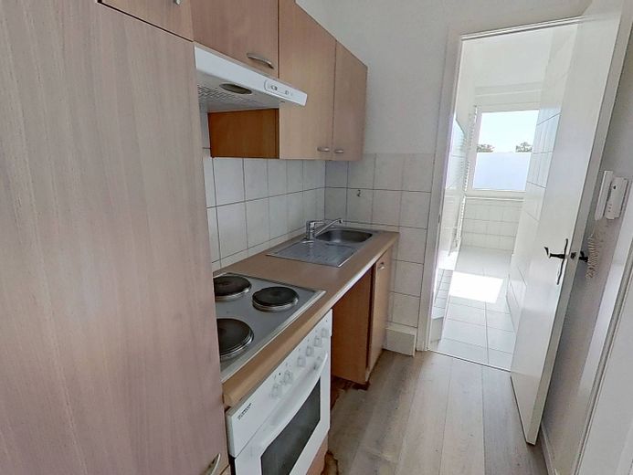 Aynı anda merkezi ve sakin: Neumünster'de aydınlık, kullanışlı 2 odalı çatı katı dairesi – Ansicht I: Küche