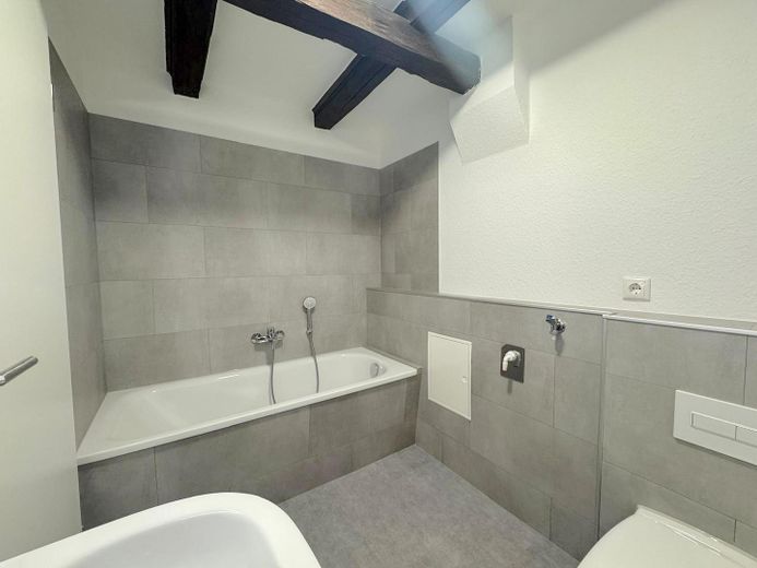Frisch renovierte 3-Zimmer-Dachgeschosswohnung in bester Altstadtlage von Wismar. – Badezimmer