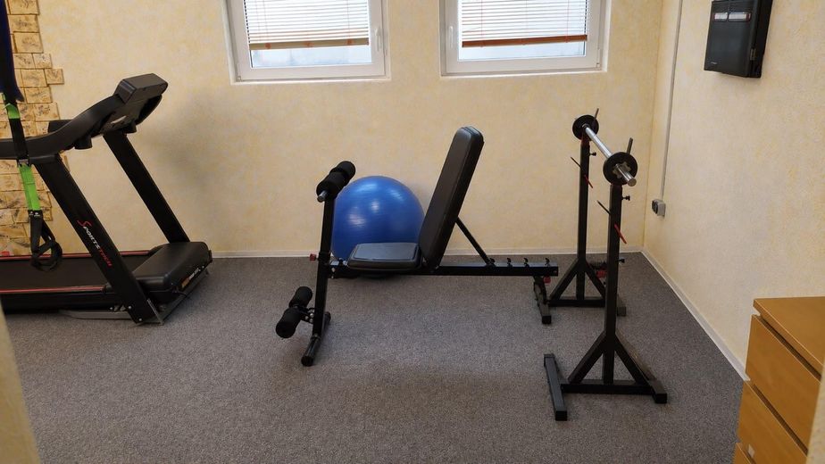 Bungalow bien entretenu avec piscine – Fitnissraum UG