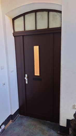 3-Zimmer-Wohnung an der THB: Kamin, Mieterstrom & Garten – Wohnungseingangstür