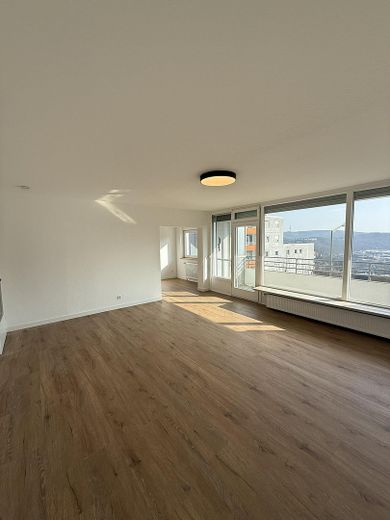 Sanierte 2,5 ZKB-Wohnung, Balkon, Aufzug & Garage im Herzen von Siegen! – Wohnzimmer