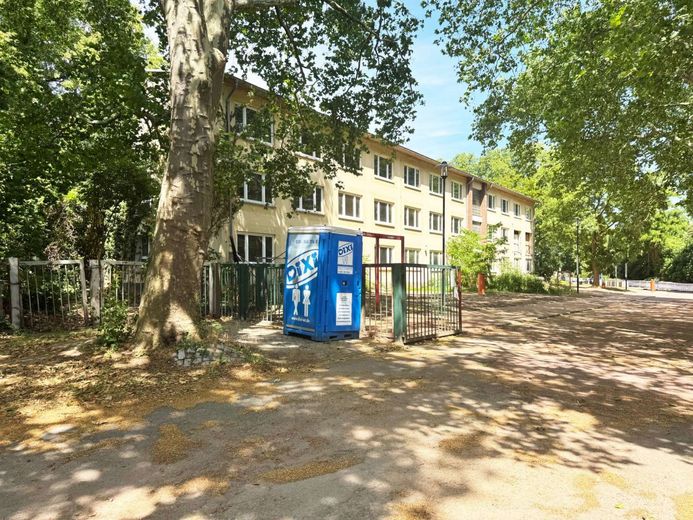 Supersonderangebot 18 WE am Wasser -Zuschuss KFW 1,1Mio, entkernt &amp; provisionsfrei im Firmenverkauf – Blick von der Einfahrt