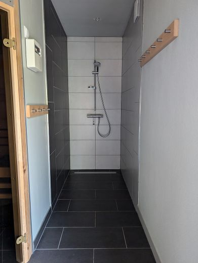 Architektenhaus (KfW 40)+ Extra Wohngebäude + Solar + Teich + Sauna – Dusche im Saunabereich