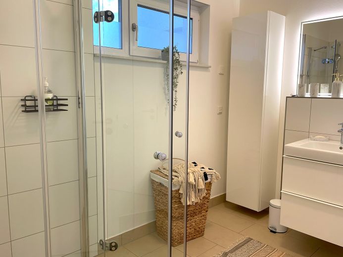Sonnige Wohnung direkt am See in Neuruppin mit Gartenterrasse, voll ausgestattet – 09_Toilette /Badezimmer