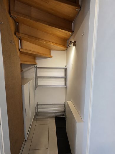 Provisionsfrei: Moderne DHH mit PV-Anlage, Energieeffizienzklasse B, nahe Öjendorfer See – Abstellraum unter der Treppe