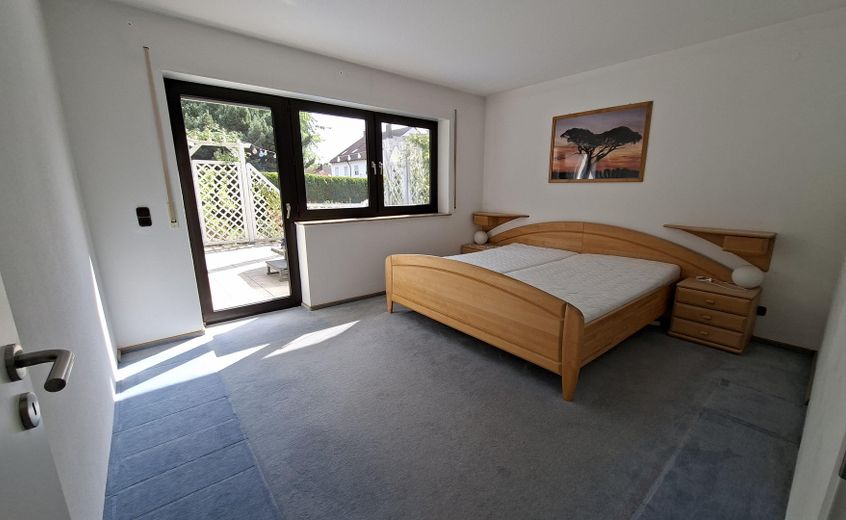 Sehr gepflegtes Zweifamilienwohnhaus in ruhige Wohnlage mit großem, sonnigem Gartengrundstück – Schlafzimmer EG