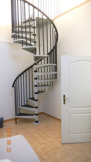 At Staden: An exclusive townhouse with 110 sqm on a well-maintained private street – Spindeltreppe zum Arbeitszimme