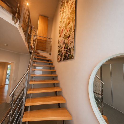 Bergstraße'daki Lorsch'ta galeri ve asma katlı yüksek kaliteli yarı müstakil ev – Flur mit offener Galerie