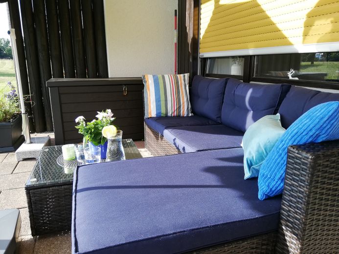 Appartement entièrement équipé, terrasse, jardin, place de stationnement – Lounge Terrasse