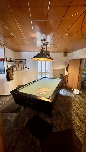Ehemalige Gastwirtschaft und Pension "Zum grünen Baum" in Zschepplin zu verkaufen – Billiardtisch im Gastraum