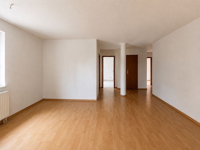 Helle 2-Raum Wohnung in ruhiger Lage mit Terrasse – Wohnzimmer