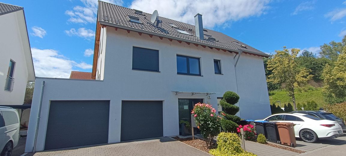 Großzügige Maisonette-Wohnung im Niedrigenergiehaus mit Blick ins Grüne – Nordansicht- Hauseingang