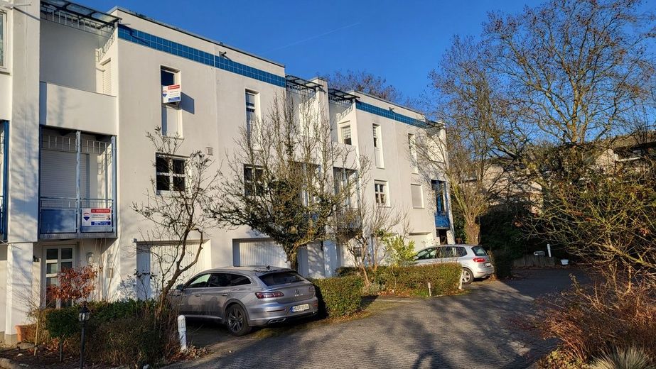 Neuer Preis ! RMH mit Garage, 2 Balkonen, Garten und Terrasse – Zufahrt Privatstraße