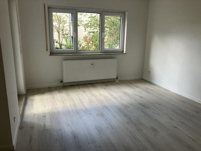 Gemütliche 3-Zimmer mit Tiefgarage, 2xBalkon, Wannenbad mit Fenster und Lam. in sehr guter Lage! – Musterfoto Nachbarwohnung