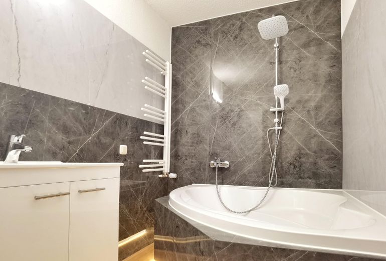 Eckwanne und Dusche