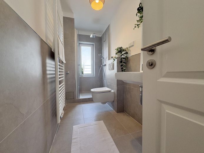 Rüttenscheid’de bahçeli daire | Yenileme sonrası ilk kullanım | Komisyonsuz – Badezimmer mit Regendusche