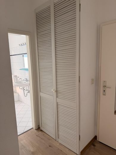 Appartement mansardé d’une pièce en situation centrale à vendre par un particulier – Flur mit Einbauschrank 