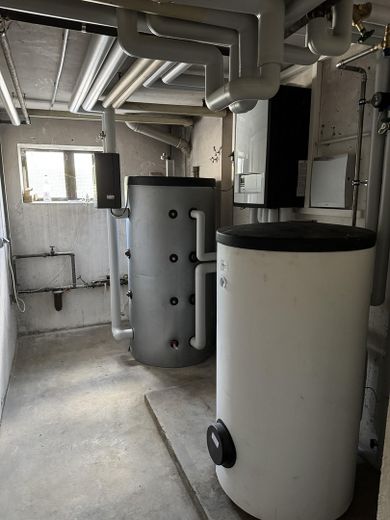 Zentrumsnah: Wohnhaus mit Galerie/Atelier, Einlieger-App.  & traumh. Naturgarten (834 qm) – Wärmepumpe Innenmodul