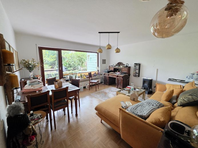 2,5 locali, vicino al bosco e alla Ruhr, terrazza di 14 m², bagno: vasca + doccia separata, pavimenti in parquet di legno massello – Wohnzimmer Zugang Terrassee