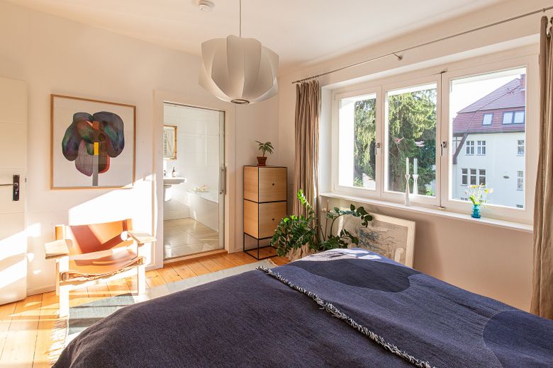 Wohnen + Kapitalanlage: Top gepflegtes, aufwendig saniertes 30er-Jahre-Haus in 1A-Lage Zehlendorf – Dusch-/Wannenbad en suite