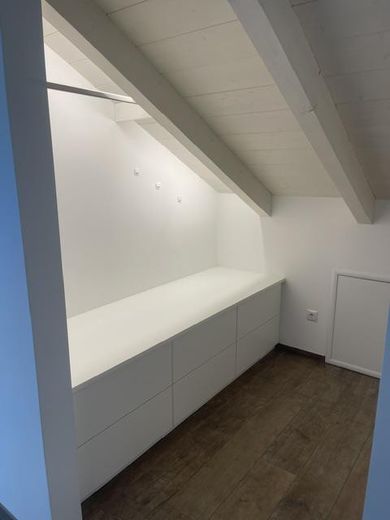 Appartamento mansardato moderno ed esclusivo con vista panoramica – Garderobe