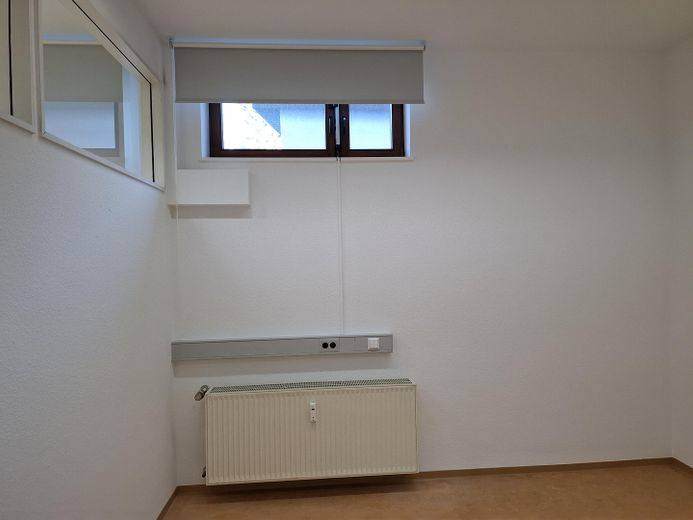 Barrierefreie, helle Büro/Praxisräume in Filderstadt Bernhausen – Raum Nord Ost mit Rollo