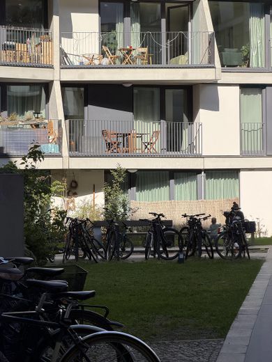 Esclusivo appartamento mansardato con 2 terrazze – nuova costruzione, tranquillo e centrale ad Alt-Treptow – Blick in den Innenhof
