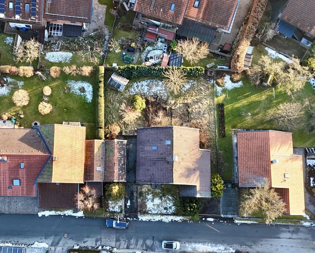 Teilbares Baugrundstück mit Bergblick – ideal für Doppelhaus/MFH oder EFH – Dronenfoto