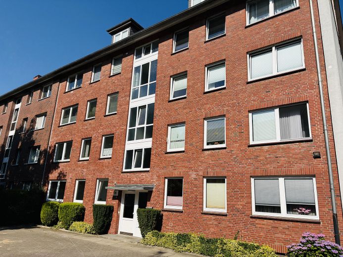 Wohnen wie im eigenen Haus – renovierte 3 -Zimmer Wohnung mit großer Terrasse & Garten – Gepflegte Hausansicht