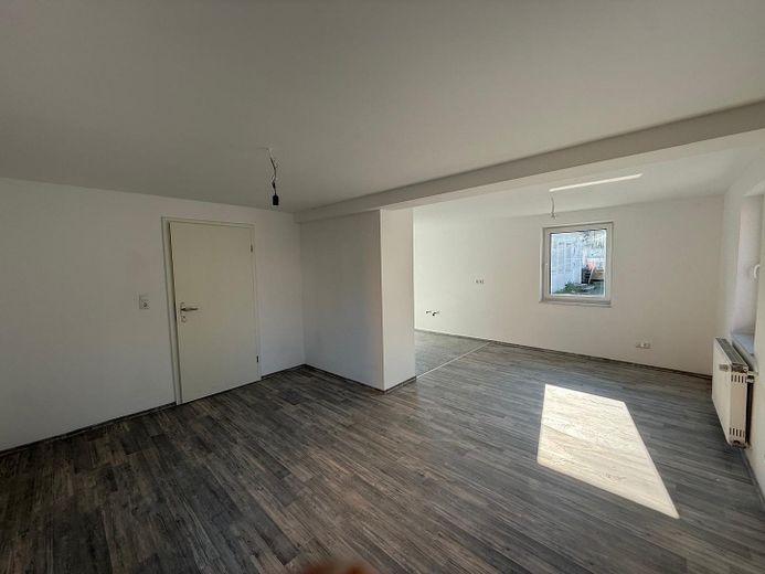 Modernisiertes Einfamilienhaus mit separatem Wohnbereich und großem Garten in Lonnerstadt – Wohnzimmer/Kueche