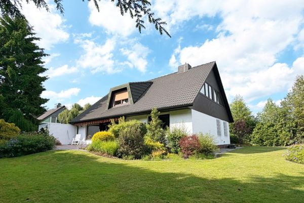 SPAZIOSA CASA FAMILIARE SU UN TERRENO SOLEGGIATO DI 939 M² IN UNA TRANQUILLA STRADA SENZA USCITA A ELLERBEK!