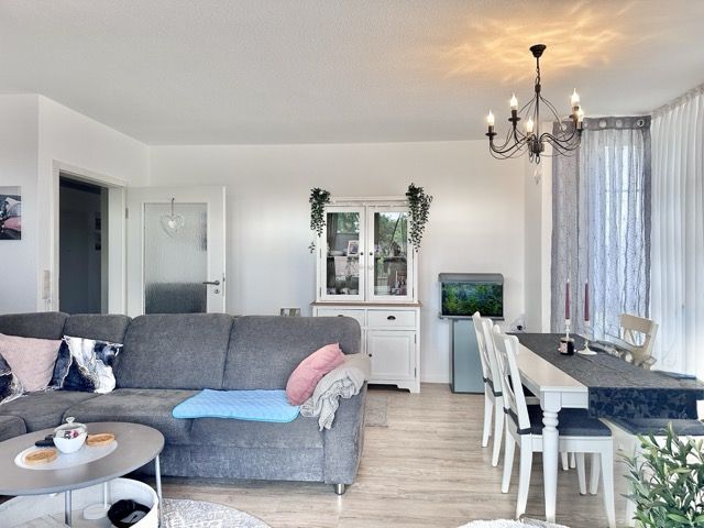 Luminoso appartamento di 3 locali a Heide Süderholm con 2 balconi, ascensore e posto auto coperto in affitto – Wohn- und Esszimmer