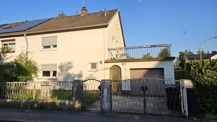 Hausansicht Eingang und Garage