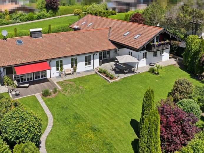 Ekskluzywna willa w stylu wiejskiej rezydencji nad jeziorem Tegernsee z wysokiej jakości wyposażeniem I 5 lat prawa do zamieszkania dla sprzedających – Zdjęcie 1