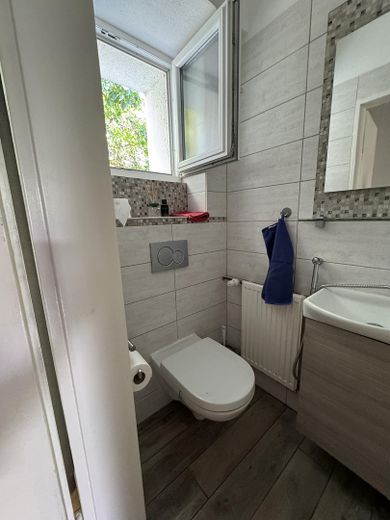 Gepflegtes Reihenmittelhaus in ruhiger Lage mit Garten und Garage – Gäste-WC Erdgeschoss