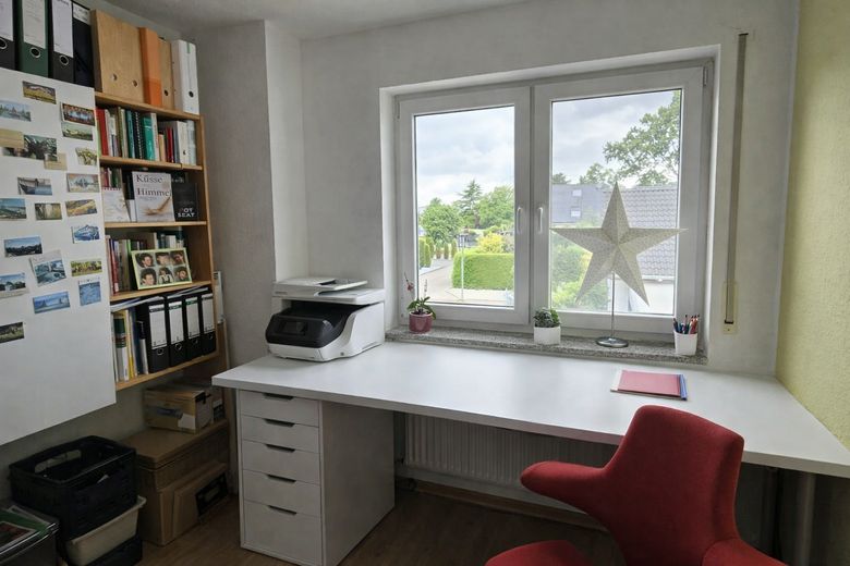 Top gepflegte Doppelhaushälfte in Becklem | 6 Zimmer | Wärmepumpe | PV-Anlage | A+ Energieeffizienz – Homeoffice 2 (KI aufgeräumt)
