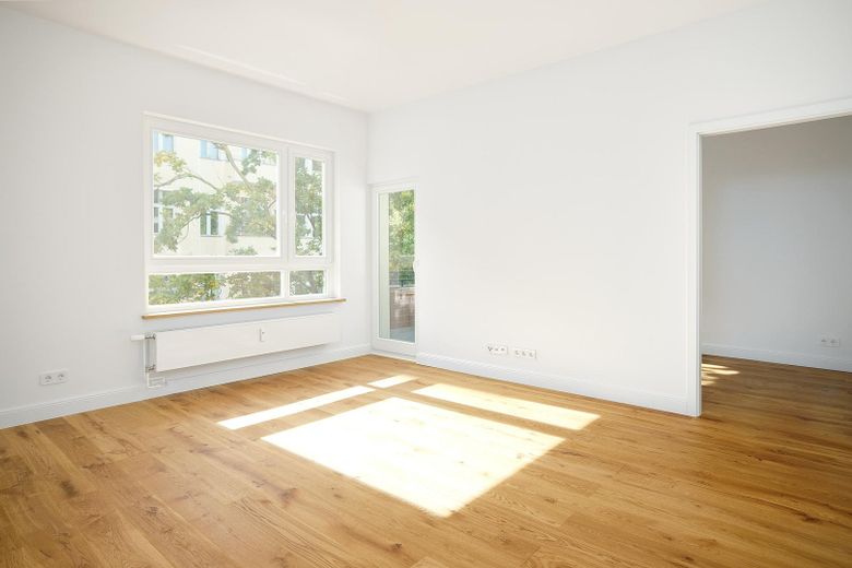 Berlin Mitte: Balkonlu, Moabit’in merkezi konumunda, yenilenmiş köşe binada ilk kullanım, komisyonsuz 2 odalı daire – Wohnzimmer