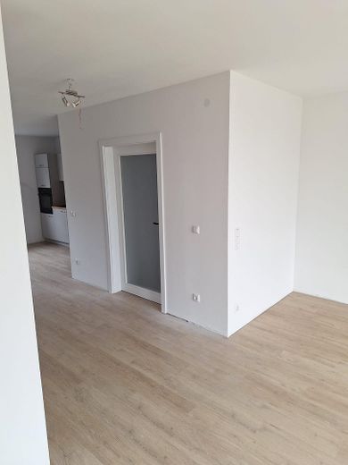 Exklusives Reihenendhaus – Erstbezug nach aufwendiger Sanierung mit PV-Anlage & sonnigem Garten – Glastür zum Flur