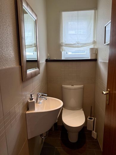 Modernes EFH mit Einliegerwohnung & Traumgarten | Provisionsfrei & bezugsbereit – 1. OG WC
