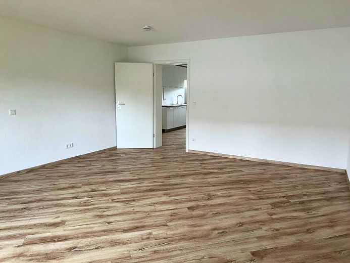 EINZIEHEN UND SPAREN: Große 3-Zimmer-Wohnung mit großem BALKON und EBK im staatlich anerkannten Naturerholungsort Lechbruck am See – Ansicht II: Schlafzimmer I