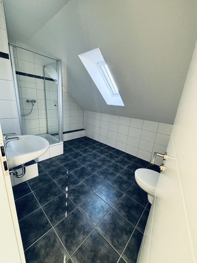 Stilvolles Reiheneckhaus mit Garage Stellplatz und ausgebautem Dachbereich mit Badezimmer – Foto 18