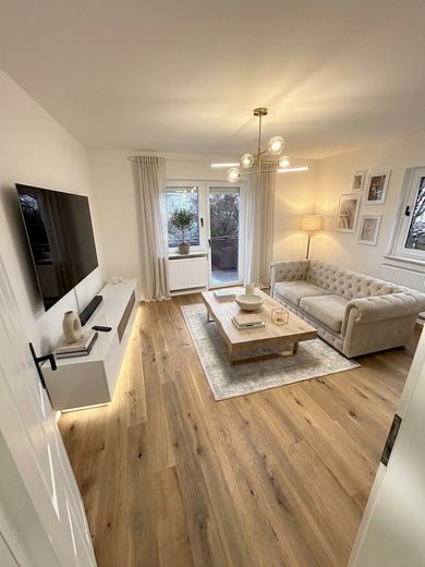 Frisch renovierte 3-Zimmer-Wohnung mit Südbalkon, Garage & Top-Potenzial – Wohnzimmer möbliert