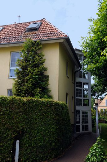 Von privat: MFH mit Mietsteigerungs- & Aufteilungspotenzial in S-Bahn-Lage Berlin – Blick auf den Eingangsbereich