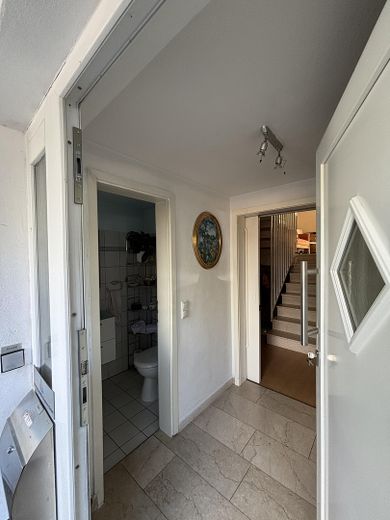 Gepflegtes Reihenmittelhaus mit Dachstudio, Südgarten und flexibler Raumaufteilung – Eingangsbereich
