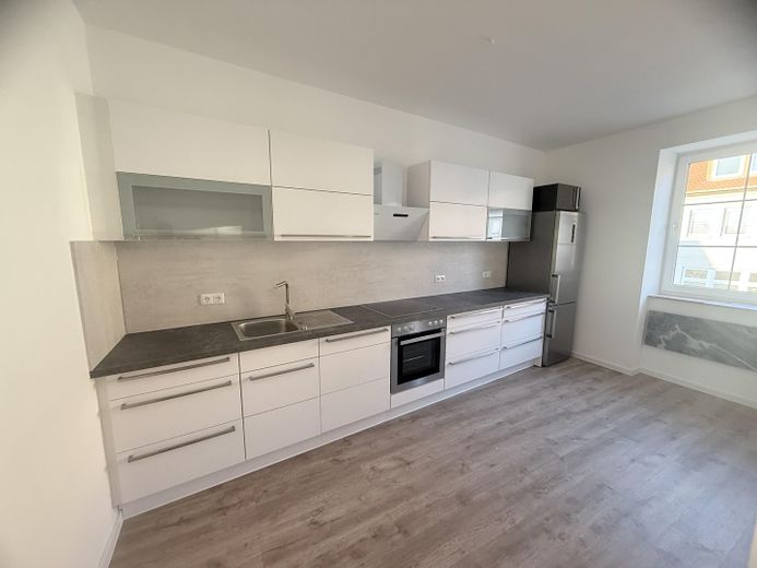 Frisch sanierte 2-Raum-Wohnung mit Einbauküche, Bad mit Wanne,  & Carport-Stellplatz – Küche