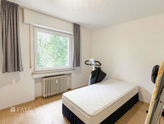 Gut geschnittene 4-Zimmer-Wohnung mit Tiefgaragenstellplatz im Wohnpark – Zimmer
