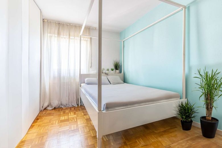 Charmante 2-Zimmer-Wohnung in Frankfurt-Bornheim - 5. Obergeschoss, Aufzug, Balkon &amp; Ausblick – Schlafzimmer - Original
