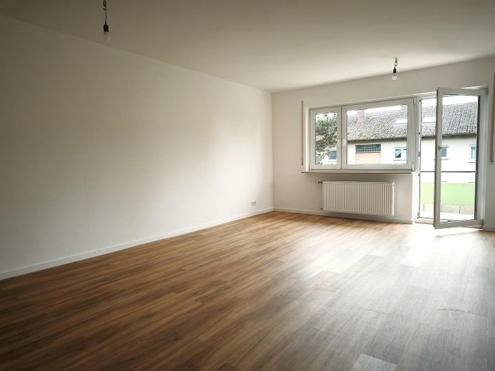 Bezugsfrei: sanierte, helle 3-Zimmer mit großem Balkon, Einbauküche inkl. Garage – Wohnzimmer 