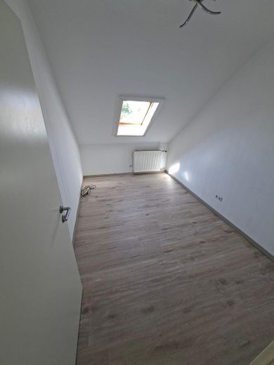 Renovierte 3-Zimmer-Dachgeschosswohnung mit Einbauküche in Erlensee – ab sofort verfügbar – Foto 2